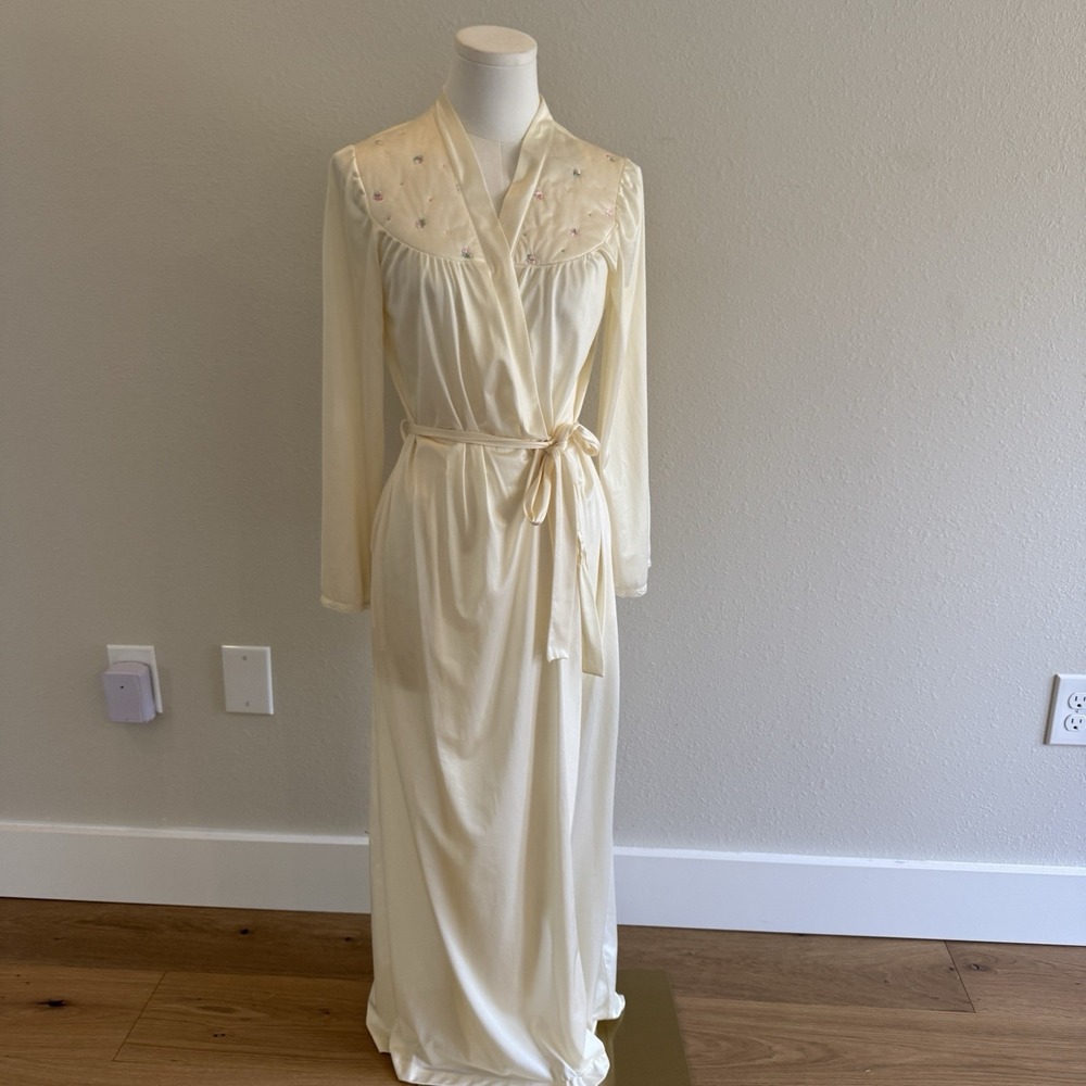Vintage Sears Take-Along Cream Yellow Nylon Floral Detail Robe Dressing Gown M